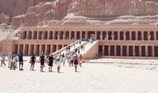 الأقصر
      تتلألأ..
      أفواج
      السياح
      تزين
      معابدها
      ومقابرها
      الفرعونية
      (صور)