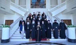 البابا
      تواضروس
      الثانى
      يلتقى
      ممثلى
      الكليات
      والمعاهد
      اللاهوتية
      بأكاديمية
      مارمرقس