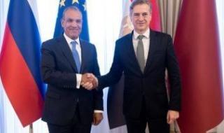 وزير
      الخارجية
      يلتقي
      رئيس
      وزراء
      جمهورية
      سلوفينيا