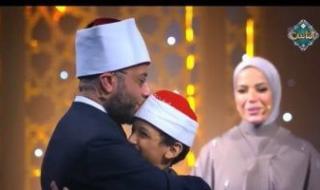 أسامة
      الأزهرى
      يحتضن
      ويقبل
      رأس
      الفائز
      بجائزة
      الغصن
      الذهبي
      بدولة
      التلاوة