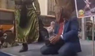 إيرانيون
      ينفذون
      مشهدا
      وهميا
      لإعدام
      دونالد
      ترامب
      فى
      الشوارع