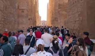 سياح
      من
      شتى
      بقاع
      العالم
      يعيشون
      أجواء
      شتوية
      ممتعة
      بين
      معابد
      ومقابر
      الأقصر..
      صور