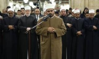 أئمة
      القبلة
      بالجامع
      الأزهر
      يؤمون
      المصلين
      بالقراءات
      المتواترة
      في
      صلاة
      التراويح