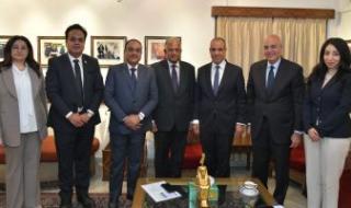 وزير
      الخارجية
      يلتقى
      رؤساء
      كبرى
      الشركات
      الهندية
      فى
      نيودلهى