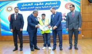 وزير
      العمل:
      تراجع
      البطالة
      إلى
      6%
      بفضل
      المشروعات
      القومية
