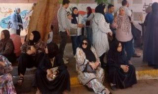 أولياء
      الأمور
      في
      انتظار
      أبنائهم
      أمام
      اللجان
      وسط
      أجواء
      من
      الترقب
      والدعاء