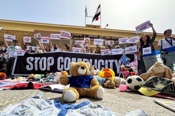 بمظاهرة
      في
      "رفح
      المصرية"..
      برلمانيون
      أوروبيون
      يطالبون
      بـ«وقف
      مذابح
      غزة»