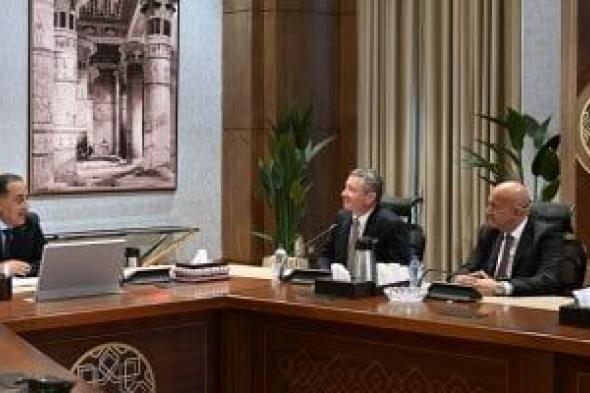 مدبولى
      يستعرض
      موقف
      منطقتي
      امتياز
      "كايرو
      ومصري"
      بالبحر
      المتوسط
      مع
      شركة
      إكسون
      موبيل