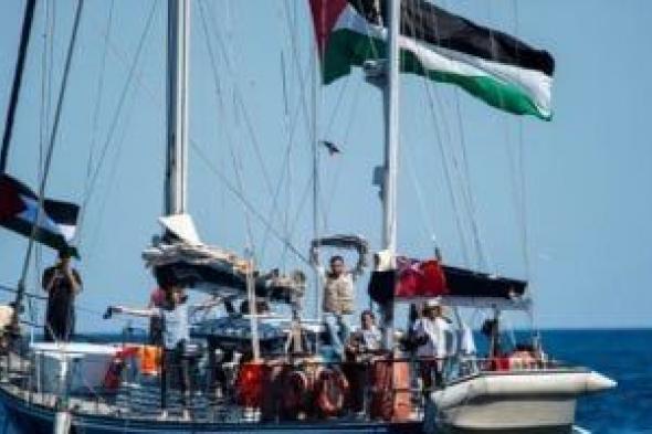صفارات
      الإنذار
      تدوى
      على
      متن
      السفينة
      مادلين
      بعد
      حصارها
      من
      قبل
      قوارب
      الاحتلال
