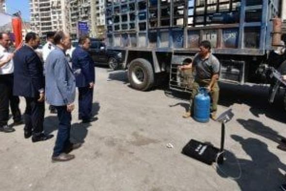 ماشى
      بميزان
      فى
      سيارته..
      محافظ
      الدقهلية
      يستوقف
      سيارة
      أنابيب
      للتأكد
      من
      الوزن