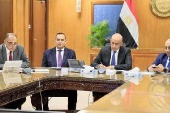 وزير
      التعليم
      يتابع
      انطلاق
      امتحانات
      الثانوية
      العامة
      من
      غرفة
      العمليات