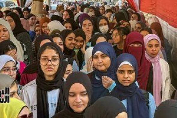 طلاب
      الثانوية
      العامة
      يبدأون
      امتحان
      الدين
      وتشديد
      على
      منع
      الغش..
      صور