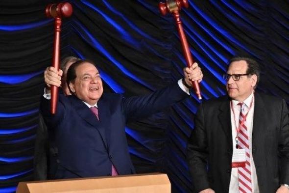 لحظة
      تسلم
      أبو
      العينين
      جائزة
      القيادة
      البرلمانية
      العالمية