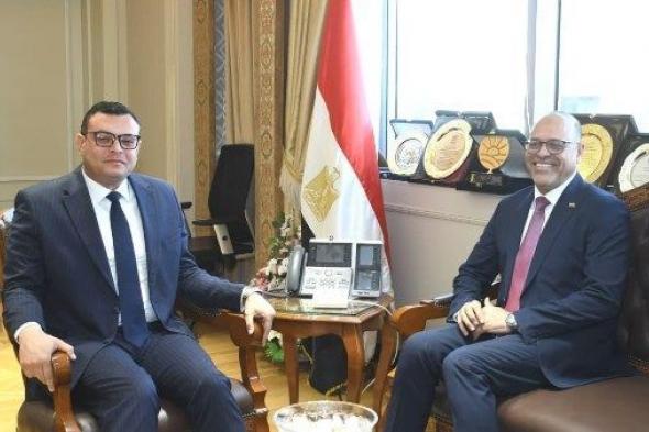 وزيرا
      الإسكان
      والعمل
      يبحثان
      دعم
      العمالة
      المدربة
      بالمشروعات