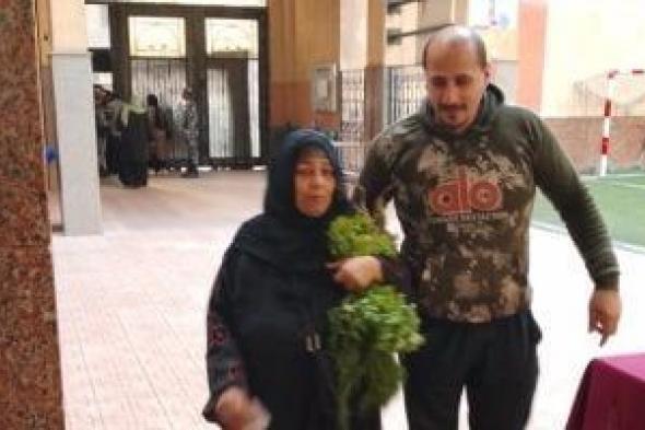 داخله
      اللجنة
      بـ
      فجل
      ..
      ناخبة
      تدلى
      بصوتها
      بعد
      التسوق
      فى
      لجنة
      بالمطرية..
      صور