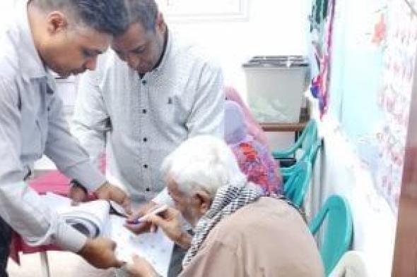 درس
      فى
      الإرادة..
      ناخب
      يتحدى
      السن
      ليشارك
      بانتخابات
      النواب"فيديو
      وصور"