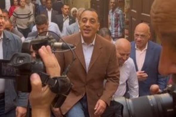 رئيس
      الوزراء
      يتفقد
      شارع
      الخيامية
      ويجري
      لقاءات
      مع
      أصحاب
      المحلات