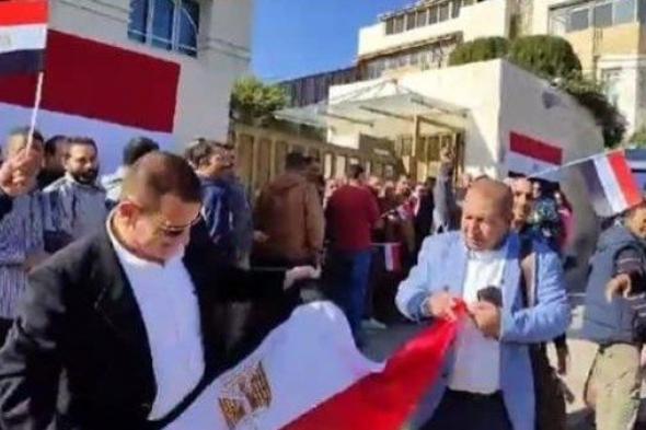 بدء
      تصويت
      المصريين
      بالأردن
      في
      الدوائر
      الملغاة
      بالمرحلة