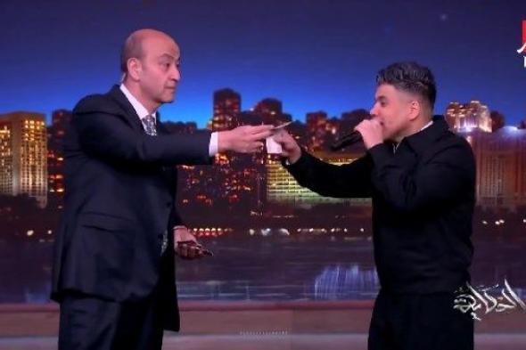 على
      أغنية
      ضيعنا..
      عمرو
      أديب
      يرقص
      ويغني
      وينقط
      عمر
      كمال