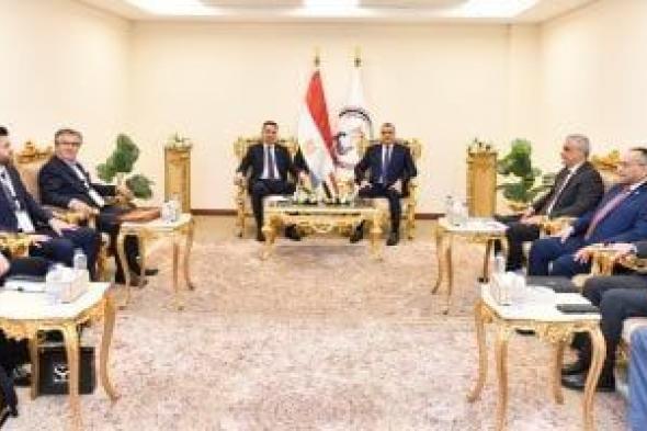 وزير
      الإنتاج
      الحربى
      يناقش
      مع
      ممثلى
      شركتيى
      نورثروب
      جرومان
      الأمريكية
      أوجه
      التعاون