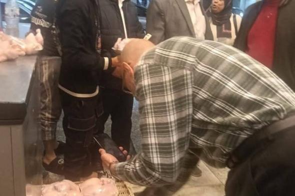 حكاية
      غلق
      وتشميع
      "محل
      دواجن"
      بفيصل
      بسبب
      بيع
      "الكيلو
      بجنيه
      واحد"