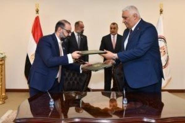 وزير
      الدولة
      للإنتاج
      الحربى
      يشهد
      مراسم
      توقيع
      عقود
      تعاون
      مشترك
      فى
      المجال
      العسكري