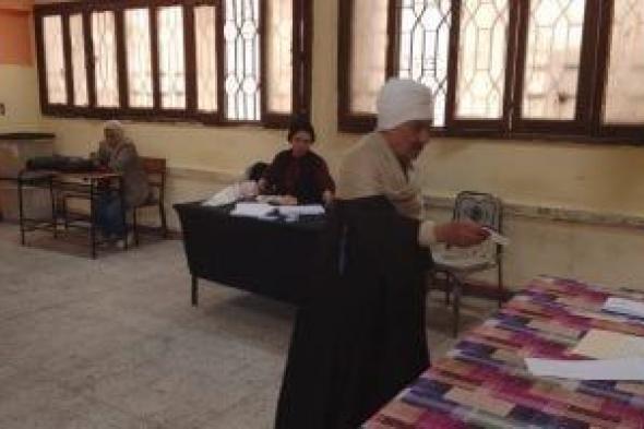 مسن
      يتكئ
      على
      عكازه
      للإدلاء
      بصوته
      فى
      الوراق..
      فيديو
      وصور