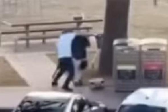 رجل
      يحاول
      انتزاع
      سلاح
      من
      يد
      أحد
      مرتكبى
      هجوم
      سيدنى
      الإرهابى..
      فيديو