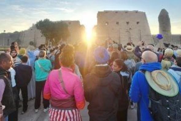 لحظات
      ساحرة
      لتعامد
      الشمس
      على
      مقصورة
      قدس
      الأقداس
      بمعابد
      الكرنك..
      فيديو