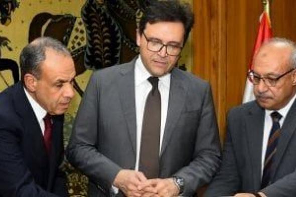 فى
      زيارة
      لدار
      الكتب..
      وزير
      الخارجية
      يتسلم
      وثائق
      وخرائط
      تاريخية
      بعد
      ترميمها