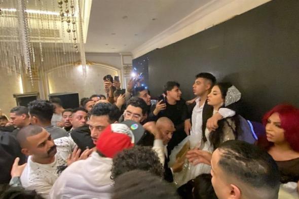 بعد
      ليلة
      "أم
      المعارك"..
      الشرطة
      تتدخَّل
      ل"فَض
      فرح"
      كروان
      مشاكل
      وحفيدة
      شعبان
      عبد
      الرحيم