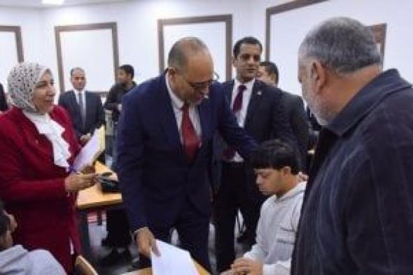 وزير
      العمل
      يُسلم
      20
      عقد
      عمل
      لذوى
      الهمم
      فى
      الجامعة
      المصرية
      الصينية