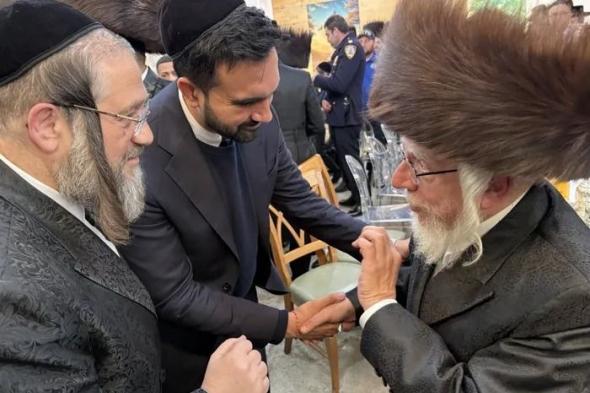 بعد
      "أول
      يوم
      بمنصبه"..
      إسرائيل
      تتهم
      عمدة
      نيويورك
      الجديد
      بـ"معاداة
      السامية"