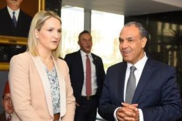 مشاورات
      سياسية
      بين
      مصر
      وإيرلندا
      لدعم
      العلاقات
      الثنائية