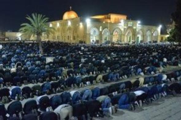الآلاف
      يقيمون
      صلاتى
      العشاء
      والتراويح
      فى
      رحاب
      المسجد
      الأقصى..
      صور