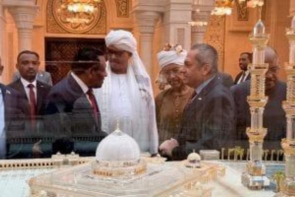 رئيس
      وزراء
      السودان
      يتفقد
      العاصمة
      الجديدة
      ويشيد
      بالنهضة
      العمرانية
      المصرية..
      صور