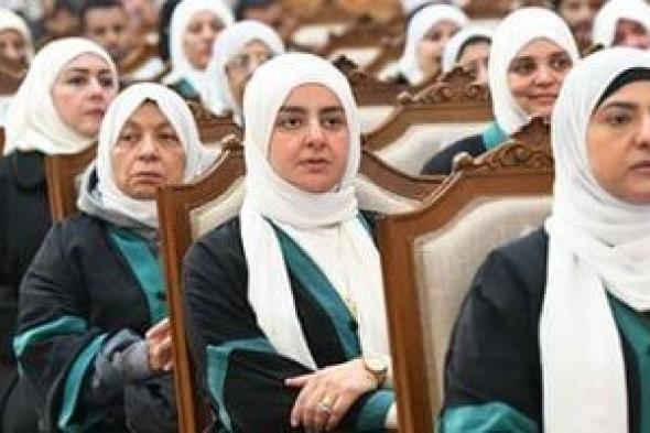 رحلة
      إيمانية
      بلا
      حيرة..
      واعظات
      ومنصات
      دينية
      نسائية
      ترافق
      حجاج
      القرعة