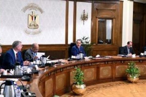 مدبولى
      يستعرض
      مقترح
      إطلاق
      مبادرة
      للتوسع
      فى
      استخدام
      مصادر
      الطاقة
      الجديدة
      والمتجددة
      بالمصانع