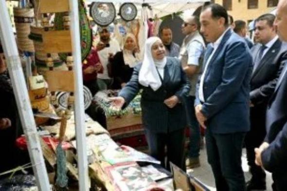 بعد
      زيارته
      معرض
      "أهلًا
      بالعيد"
      بمنطقة
      الجمالية..رئيس
      الوزراء
      يتفقد
      معرض
      الحرف
      التراثية
      بشارع
      المعز