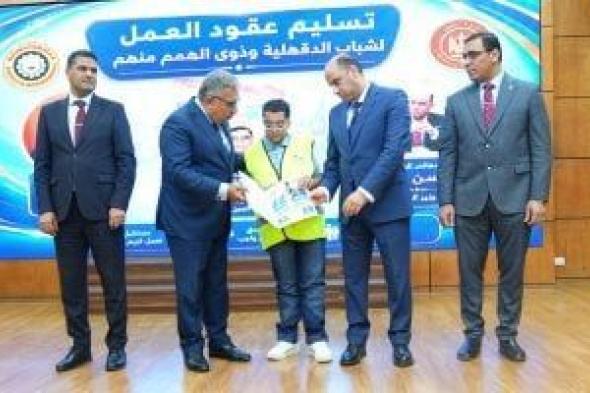 وزير
      العمل:
      تراجع
      البطالة
      إلى
      6%
      بفضل
      المشروعات
      القومية