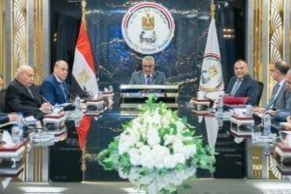 وزير
      الإنتاج
      الحربى:
      قطاعات
      البحوث
      والتطوير
      قاطرة
      التنمية
      ومحرك
      الابتكار
      الصناعى