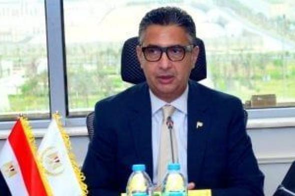 وزير
      التموين:
      تحديد
      سلع
      معينة
      بأسعار
      ثابتة
      قد
      يخلق
      "سعرين"
      للسلعة
      الواحدة
