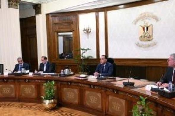 مدبولى
      يتابع
      تدبير
      الاعتمادات
      المالية
      لتوفير
      احتياجات
      الدولة
      من
      منتجات
      البترول