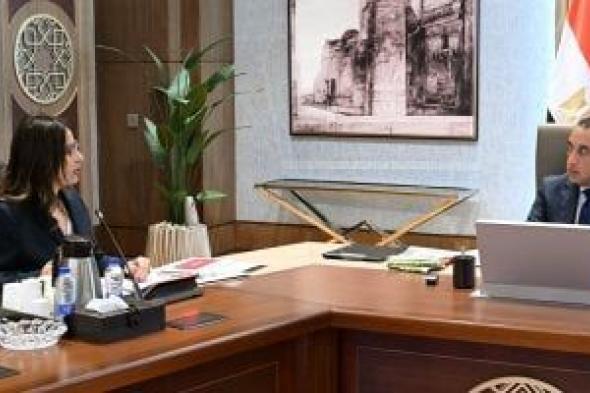 رئيس
      الوزراء
      يوجه
      بالتوسع
      في
      تنفيذ
      مُبادرة
      «شارع
      الفن»
      بكل
      المحافظات
      المصرية