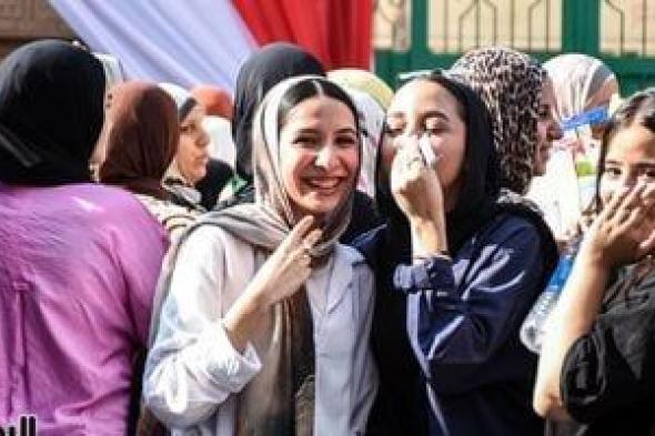 توافد
      طلاب
      الثانوية
      العامة
      بالجيزة
      على
      اللجان
      لأداء
      امتحان
      اللغة
      العربية