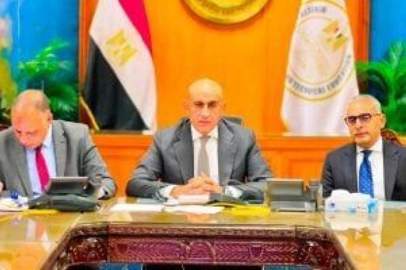 وزير
      التعليم
      يتابع
      انضباط
      امتحانات
      الثانوية
      من
      غرفة
      العمليات
      عبر
      الكاميرات