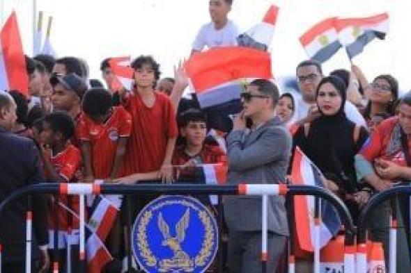 آلاف
      الجماهير
      ونجوم
      الفن
      والسياسة
      ينتظرون
      طائرة
      المنتخب
      بمطار
      العلمين
      الجديدة..
      صور