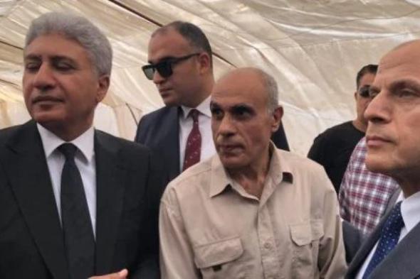 وزير السياحة يهدي مكتشف تمثال رمسيس الثاني بالغربية وزوجته رحلتى عمرة